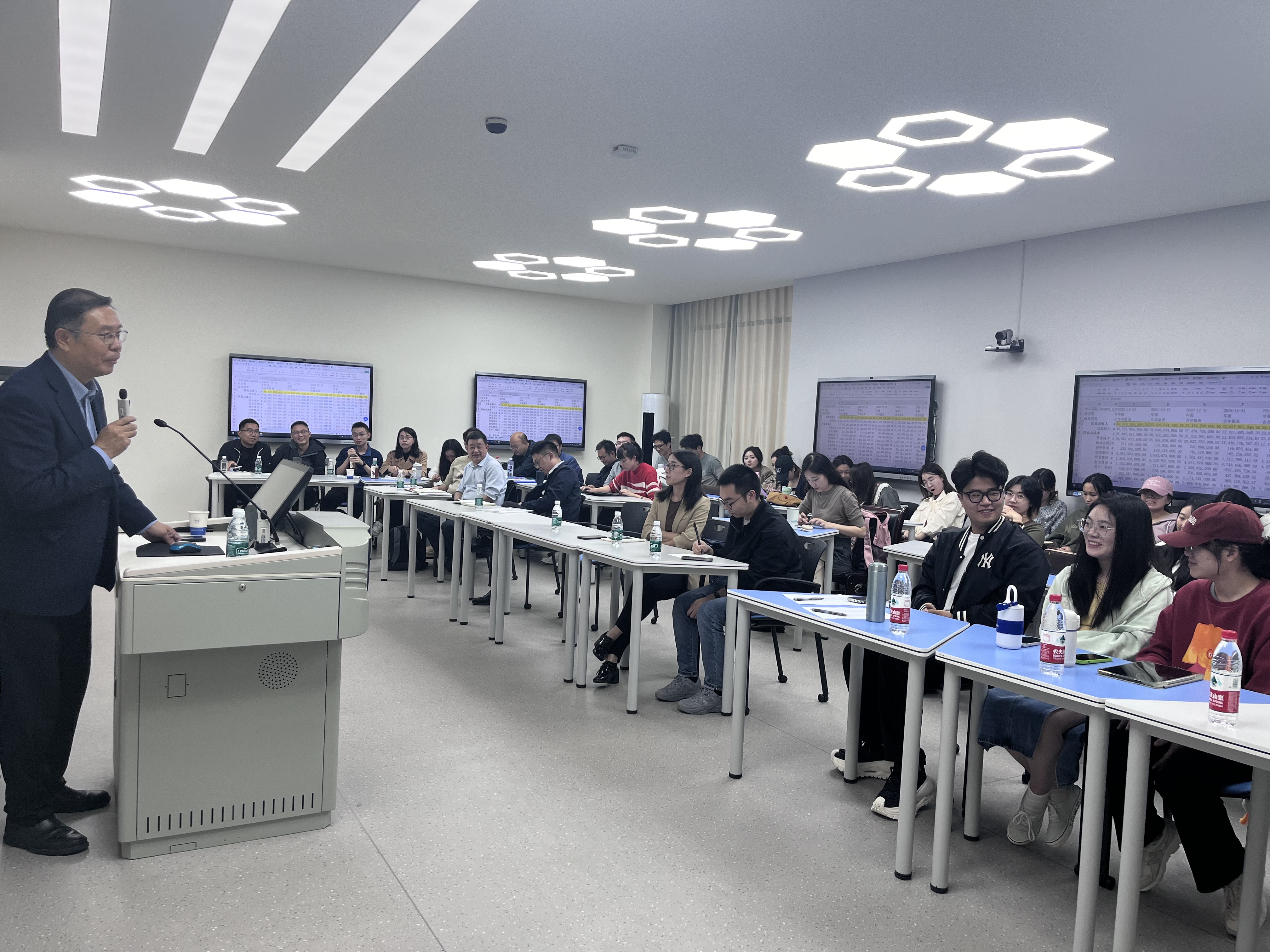 对外经济贸易大学张新民教授做客"博雅讲堂"第91讲